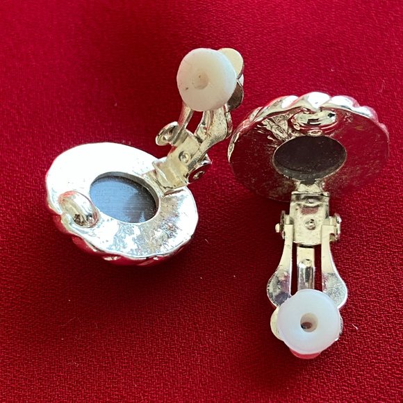 Vintage Clip-On Earrings - Picture 4 of 5